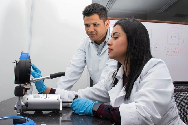 Trabajadores de Interpesaje relizando aseguramiento metrológico de equipos de pesaje